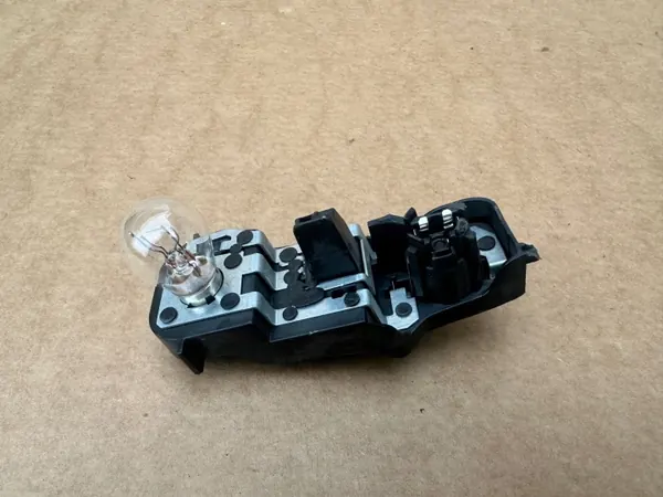 Insertor farol direito FORD AM51-13N004-GA image 5