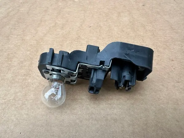 Insertor farol direito FORD AM51-13N004-GA image 6