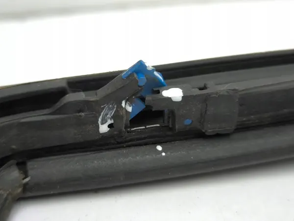 Fönstertätning AMD180442 vänster sida bakdörr image 3