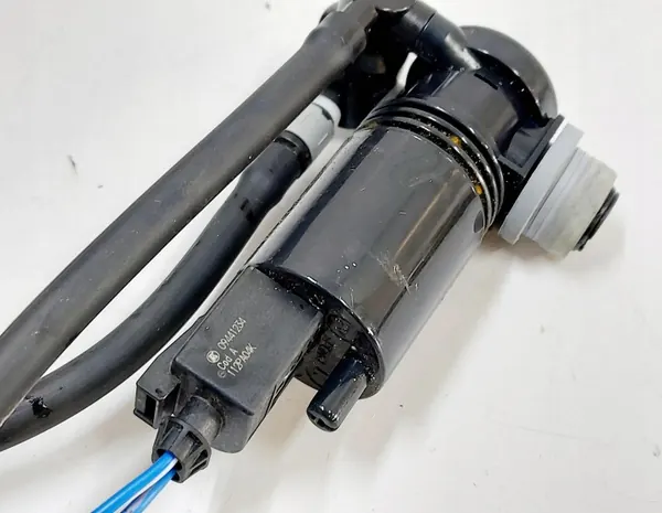 Pompe à lave-glace Volvo OE 32237970 - État utilisé image 4