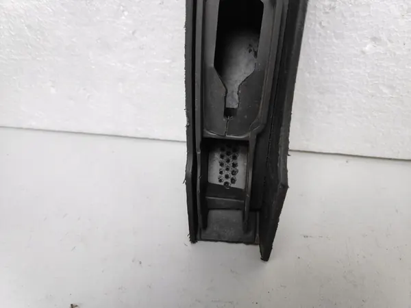 VW Touareg II Oikea Takalokasuoja 7P6854820B image 9