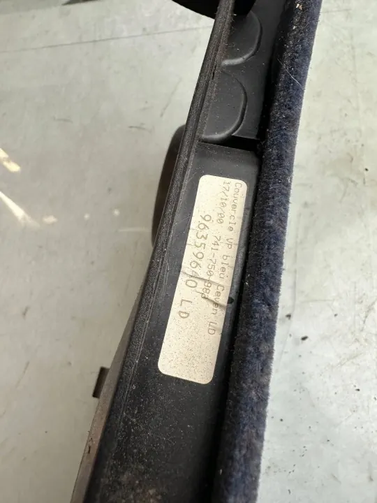 Tapa de guantera Peugeot 206 OEM 96359660 - Usado image 6