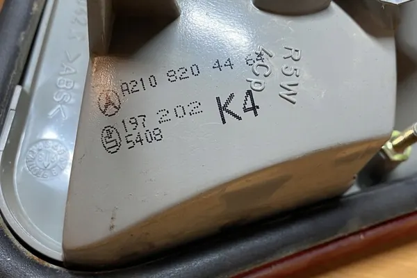 Linker achterlicht MERCEDES-BENZ E (W210) A2108204464 image 2