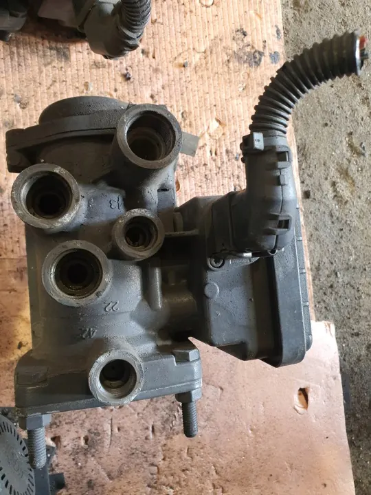Válvula Moduladora Freno EBS OEM A0014311613 Usado image 2