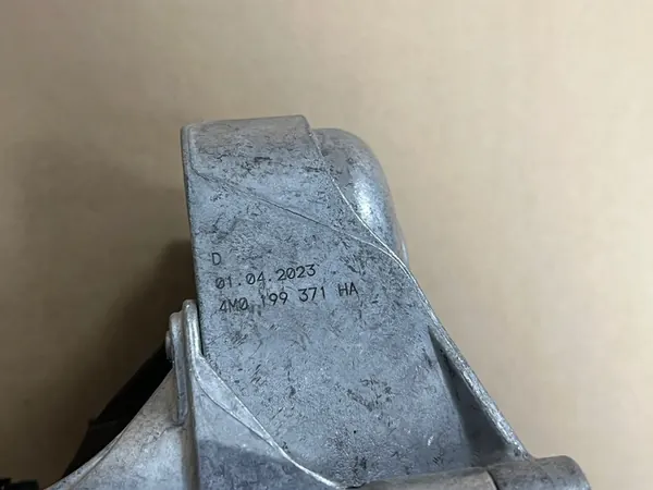 AUDI Q8 Q7 Moottorin Kiinnike Vasemmalla 4M0199371HA image 2
