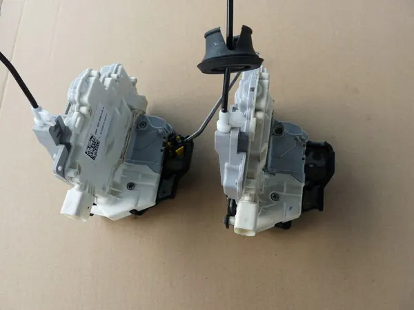 AUDI A8 D3 II LIFT Hintere Linke Türschloss 4E0839015H image 4