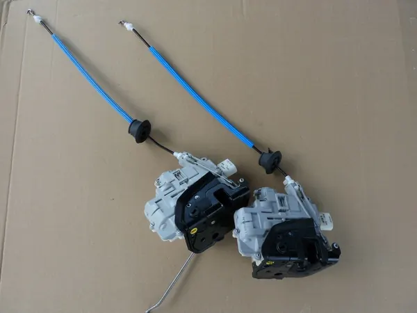 AUDI A8 D3 II LIFT Hintere Linke Türschloss 4E0839015H image 5