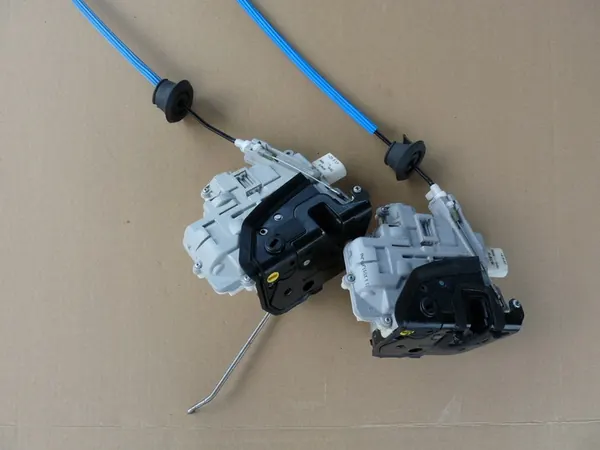 AUDI A8 D3 II LIFT Hintere Linke Türschloss 4E0839015H image 6