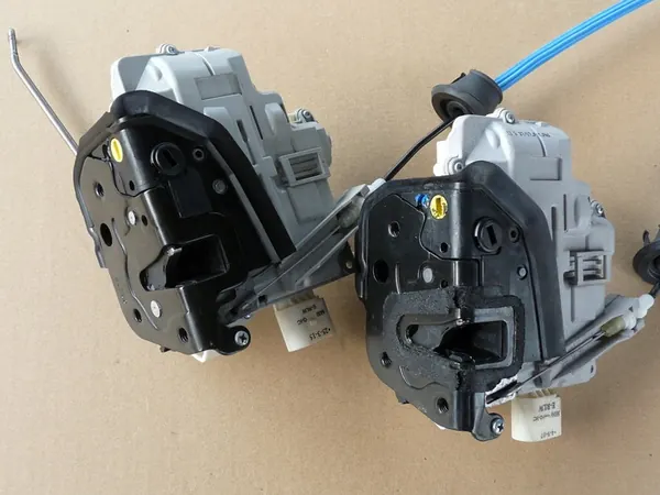 AUDI A8 D3 II LIFT Hintere Linke Türschloss 4E0839015H image 8