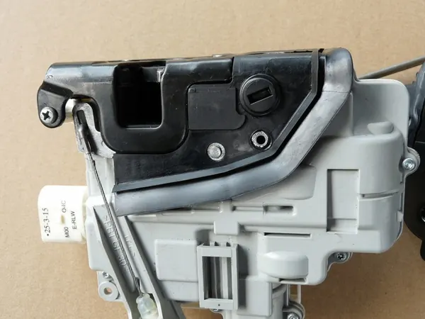 AUDI A8 D3 II LIFT Hintere Linke Türschloss 4E0839015H image 9