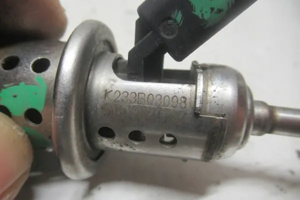 Inyector AdBlue Peugeot OEM 9801187080 - Usado image 3