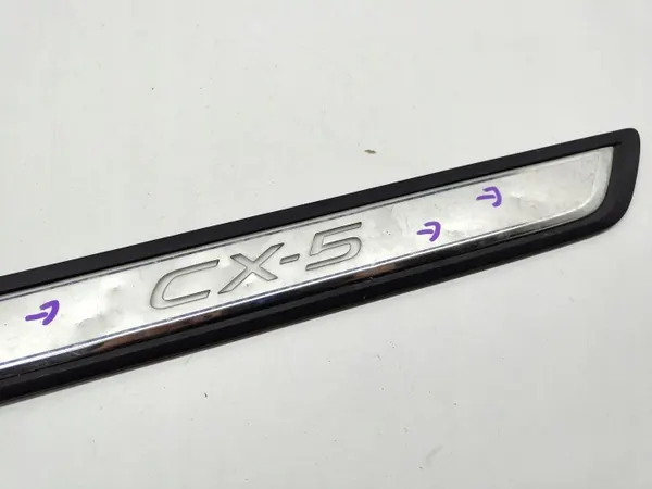 Mazda CX-5 framdörrströskelskydd OEM K123V1370 image 3