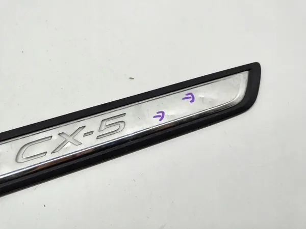 Mazda CX-5 framdörrströskelskydd OEM K123V1370 image 4