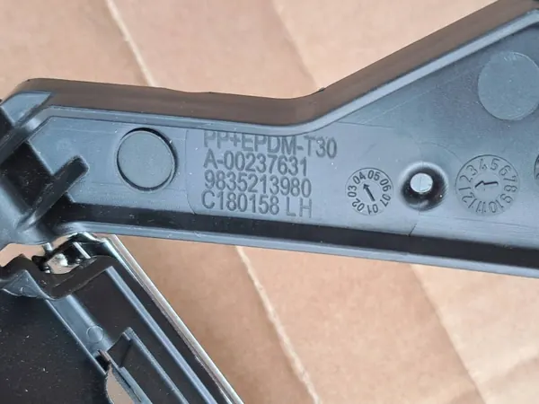 Cadre phare gauche avant Opel Mokka II OEM 9835213980 image 4