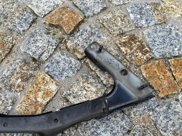 AUDI A5 8T Soporte Guardabarros Izquierdo 8T0821135G OEM image 5