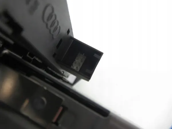 Mudador CD Panasonic OEM 8T1035110A para Audi A5 image 7