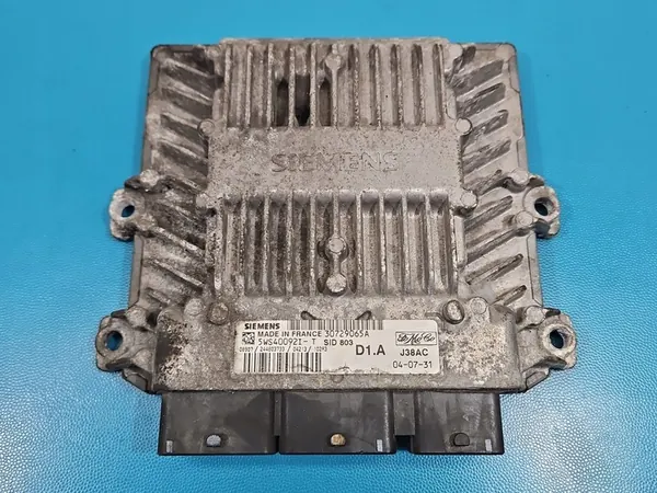 Unité de contrôle moteur Volvo V50 S40 II 2.0D OEM 30729065A image 2