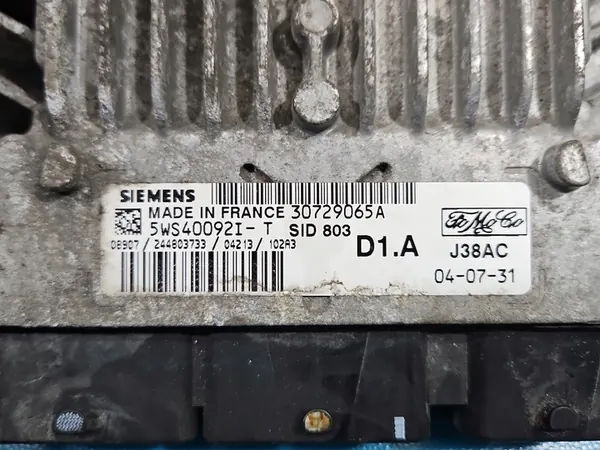 Unité de contrôle moteur Volvo V50 S40 II 2.0D OEM 30729065A image 3