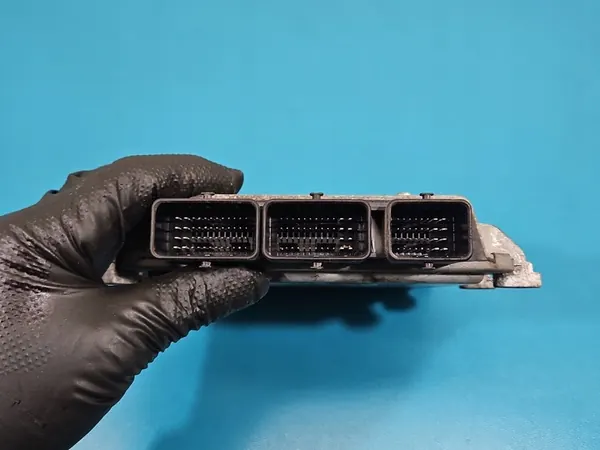 Unité de contrôle moteur Volvo V50 S40 II 2.0D OEM 30729065A image 4