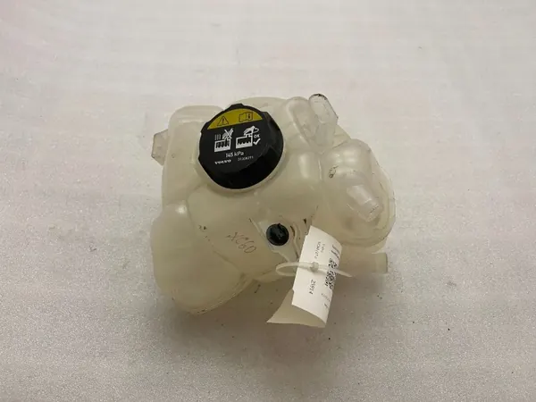 Volvo XC60 2020 Kylvätsketank OEM UTO25914 image 2