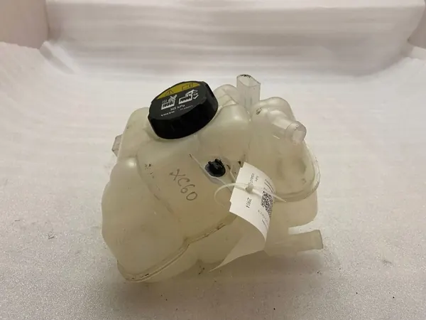 Volvo XC60 2020 Kylvätsketank OEM UTO25914 image 3