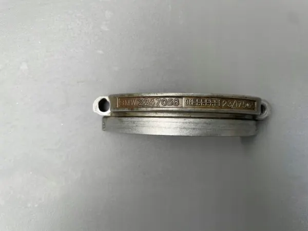 Support de pompe à vide OEM 2247058 pour BMW image 6