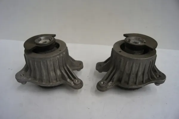 Moottorin kiinnitys vasen + oikea 1.6 W205 C-luokka Sedan OEM image 6