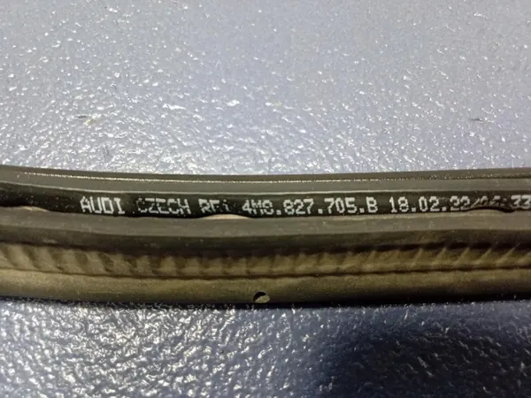 Junta de porta-malas Audi SQ8 Q8 OEM 4M8827705B - Usado image 3