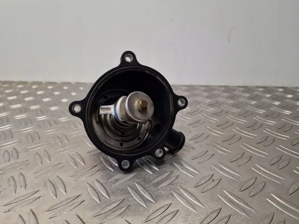Carcasa termostato OEM 079121012D para Audi A8 image 3