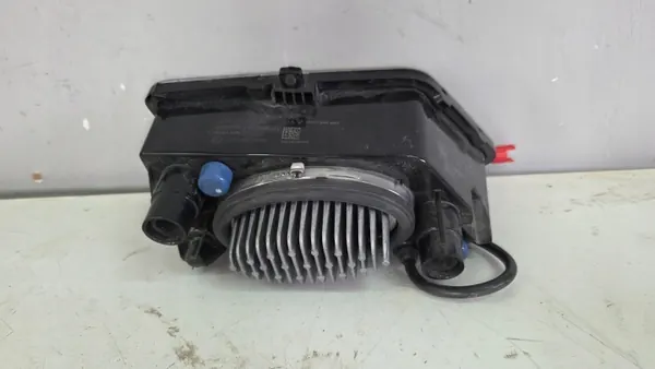 Lámpara de techo halógena Scania OEM 2552708 - Usada image 3