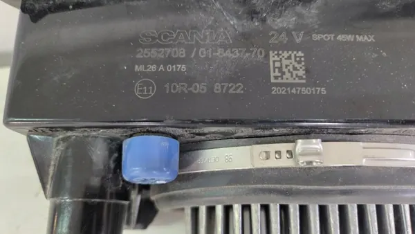 Lámpara de techo halógena Scania OEM 2552708 - Usada image 4