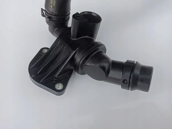 Audi S3 carcasa del termostato manguera de agua 06F121111H 2.0 TFSI image 4