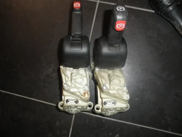 Scanian käsijarrun vipu OEM 1882115 1882112 - Käytetty image 3