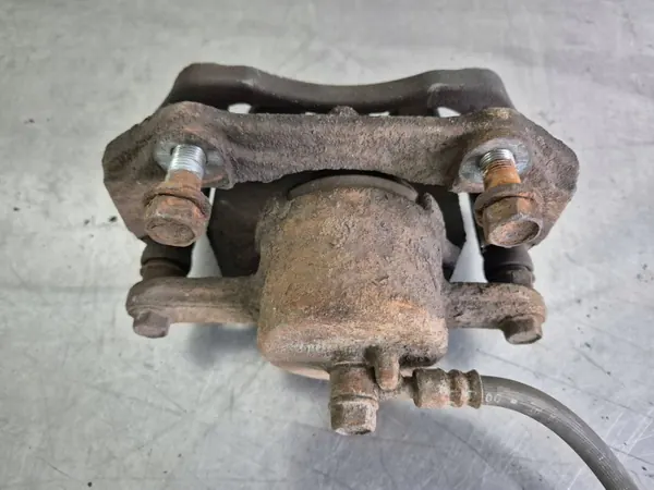 OEM CCU1306 Fram Bromsokklam Höger Kit image 6