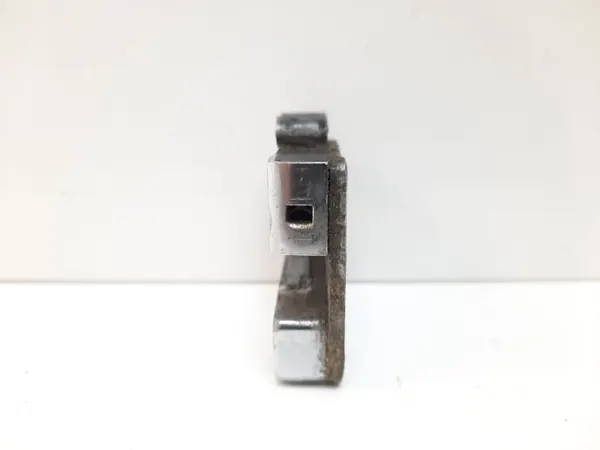 Jaguar MK II framdörrslåsfångare OEM MAM37212 image 3