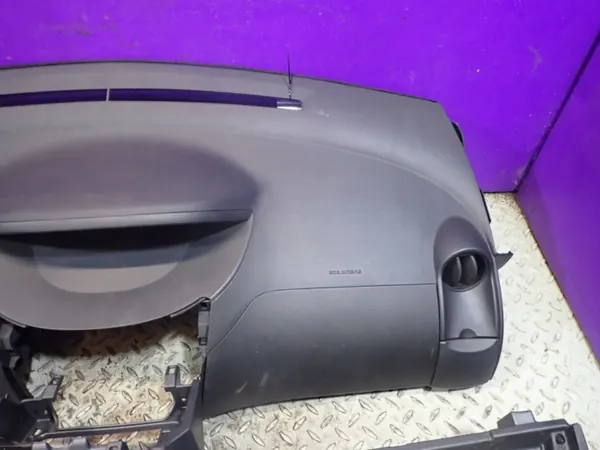 Toyota Yaris II Dashboard OEM 55302-0D010 Gebruikt image 3