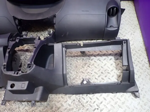 Toyota Yaris II Dashboard OEM 55302-0D010 Gebruikt image 5