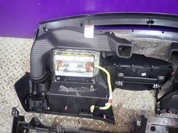 Toyota Yaris II Dashboard OEM 55302-0D010 Gebruikt image 7