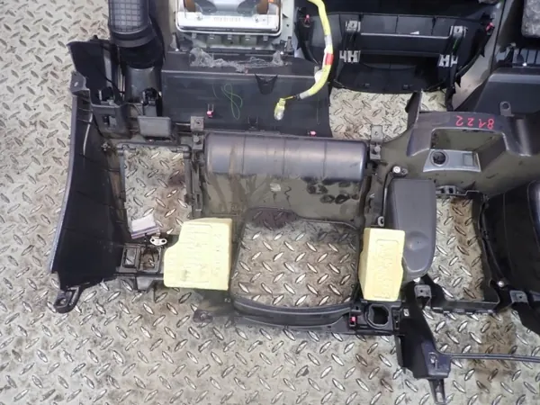 Toyota Yaris II Dashboard OEM 55302-0D010 Gebruikt image 9