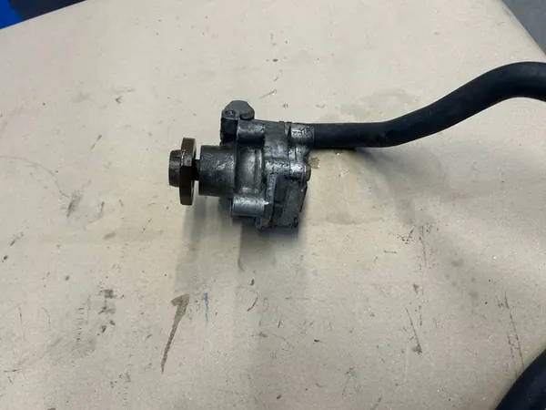 VW New Beetle Servolenkungsbehälterpumpe image 3