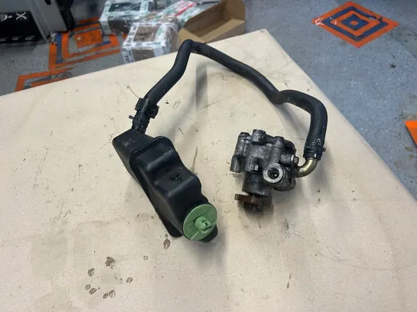 VW New Beetle Servolenkungsbehälterpumpe image 4