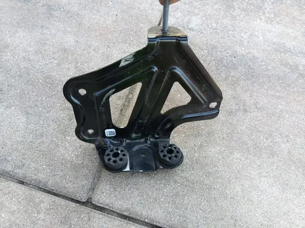 Klimakompressor-Halterung BMW X3 G01 OEM 9367097 image 5