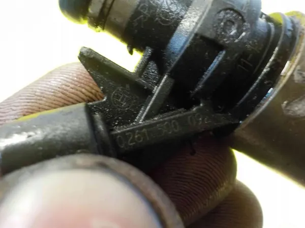 Injektor Nissan JUKE QASHQAI X-TRAIL 1.6 DIG-T 0261500092 image 2