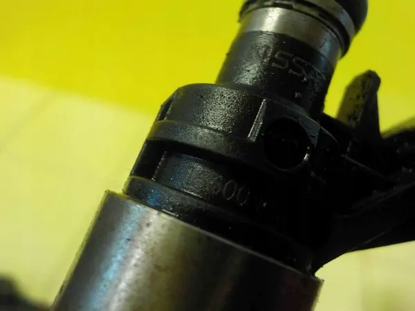 Injektor Nissan JUKE QASHQAI X-TRAIL 1.6 DIG-T 0261500092 image 3