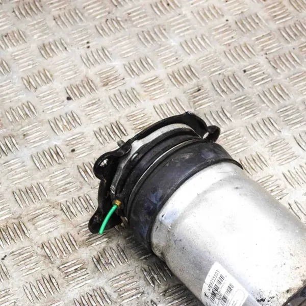 Tesla Model S Taka-oikea ilmaiskujyra OEM 106746626B image 4