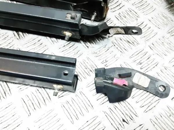 Chrysler Pacifica Côté Droit OEM 68368918AE image 5
