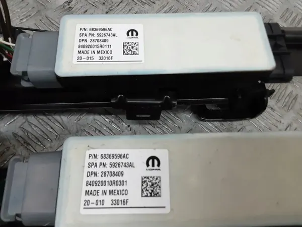 Chrysler Pacifica Côté Droit OEM 68368918AE image 8
