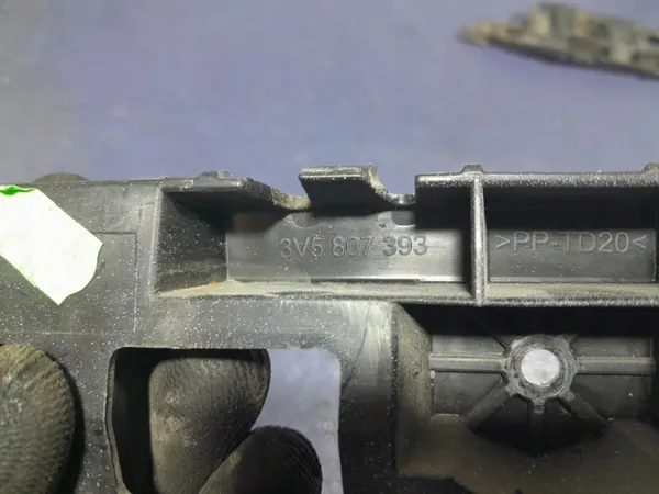 Skoda Superb III bakstötskådeslidskenor OEM 3V5807863 image 3