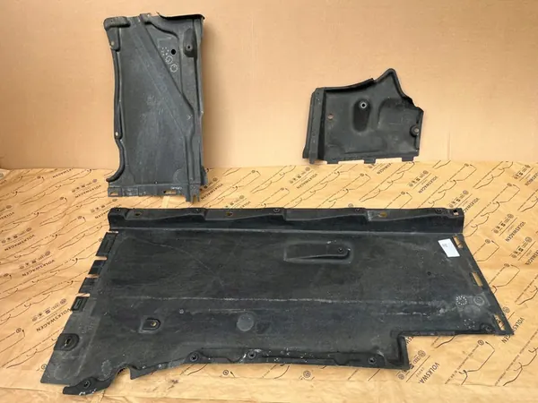 AUDI A7 C7 Vänster Underkörningsskydd Original 4G0825207 image 2