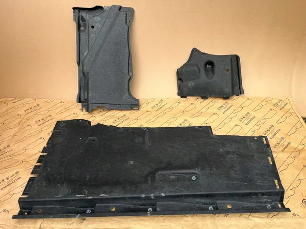 AUDI A7 C7 Vänster Underkörningsskydd Original 4G0825207 image 3